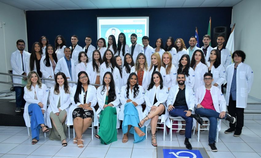 Novos estudantes de Medicina são recepcionados em Cerimônia do Jaleco
