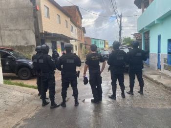 Polícias cumprem 12 mandados de prisão e bloqueiam R$ 20 milhões em bens de grupo suspeito de tráfico de drogas