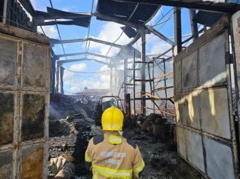 Bombeiros controlam focos do incêndio que destruiu empresa de cilindros em Aracaju