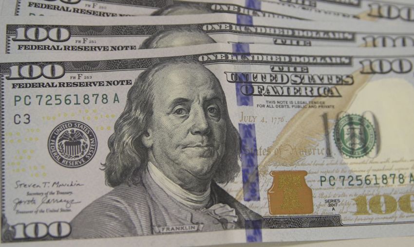 Dólar cai pela sexta vez seguida e fecha em R$ 5,68