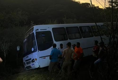 Ônibus cai de ponte em Dores; dois óbitos estão confirmados