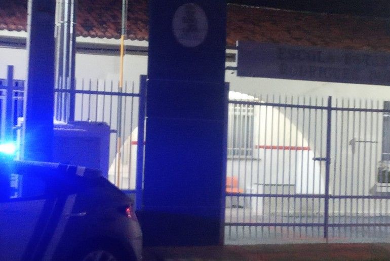 Dois estudantes são esfaqueados em frente a escola em Aracaju