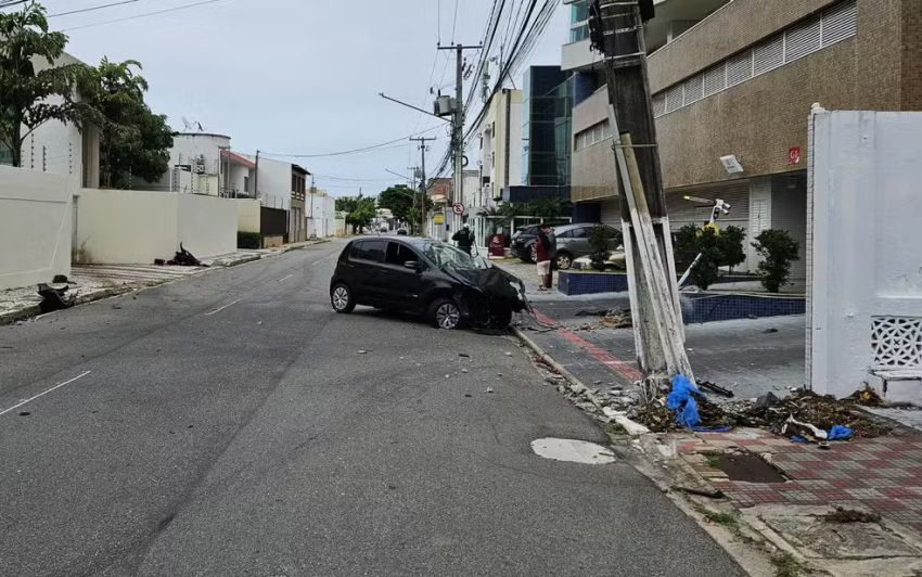 Motorista perde controle, bate em poste e foge do local em surto na Zona Sul de Aracaju