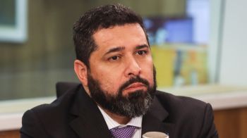Após prejuízos bilionários, presidente entrega carta de demissão