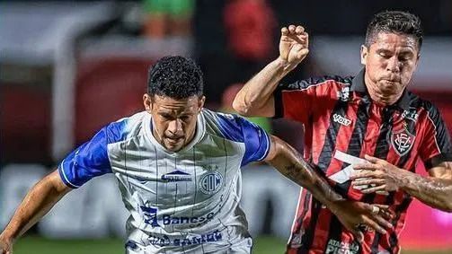 Confiança marca no fim, bate Vitória no Barradão e avança