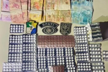 Dupla é presa com 540 comprimidos de