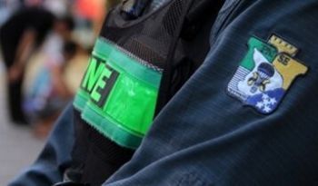Homem é preso após agredir a irmã com puxões de cabelo, empurrões e tapas no pescoço e tórax