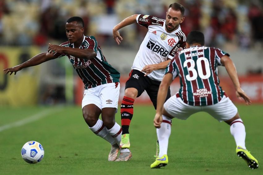 Fluminense marca no fim e vence Flamengo em clássico de muita confusão -  06/02/2022 - UOL Esporte