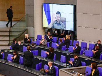 Zelensky cita Holocausto e Muro de Berlim ao discursar no Parlamento alemão