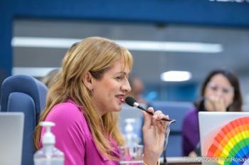 Em votação da LDO, Linda defende a inclusão de assistentes sociais e nutricionistas nas escolas