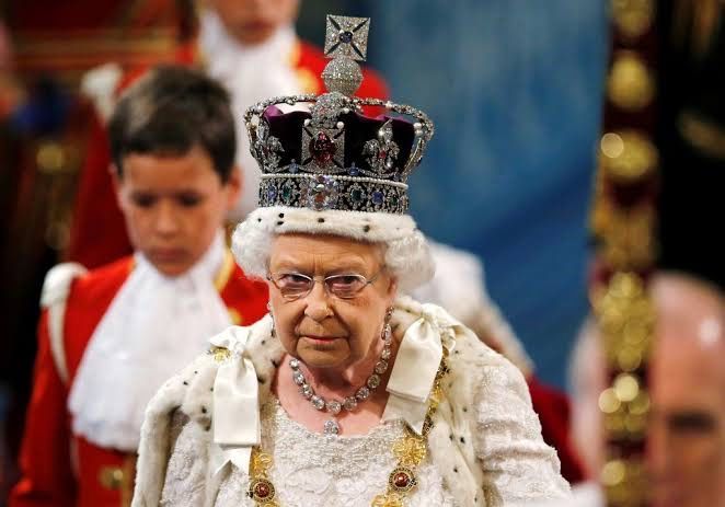 Saiba a história da deslumbrante coroa sobre o caixão de Elizabeth II
