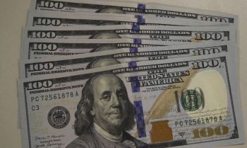 Dólar cai para R$ 5,11 com exterior e Copom