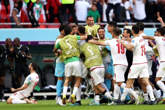 Irã derrota Gales nos minutos finais e sonha com oitavas da Copa
