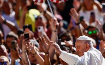 Papa Francisco tem noite tranquila após cirurgia, diz Vaticano