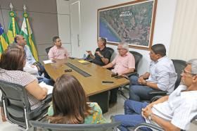 Prefeito em exercício, vereador Ricardo Vasconcelos recebe membros do Sindisan