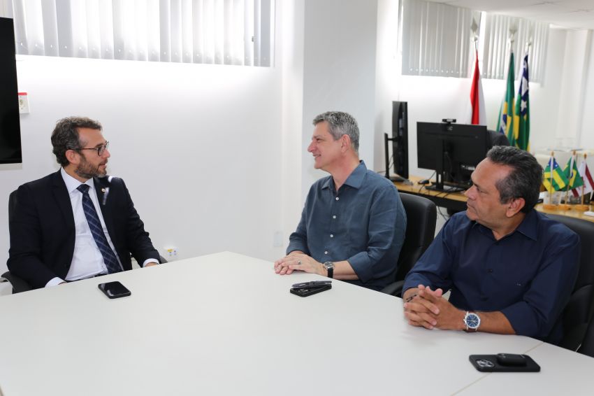 Procurador-Chefe do MPT-SE recebe visita do senador Rogério Carvalho