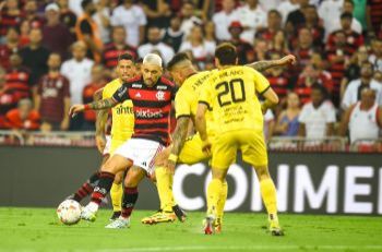 Flamengo joga mal e perde para o Peñarol no Maracanã