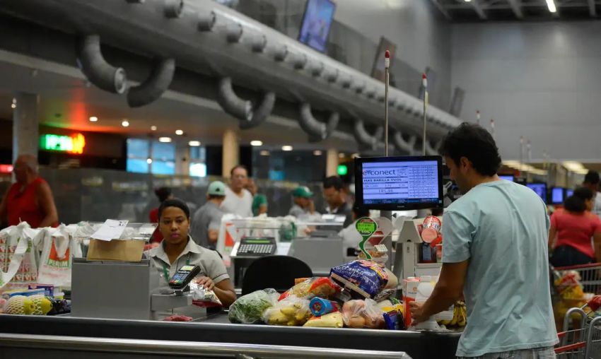 Procon Aracaju monitora preços dos itens da cesta básica