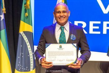 Alex Melo toma posse como vereador de Aracaju em cerimônia no Teatro Tobias Barreto