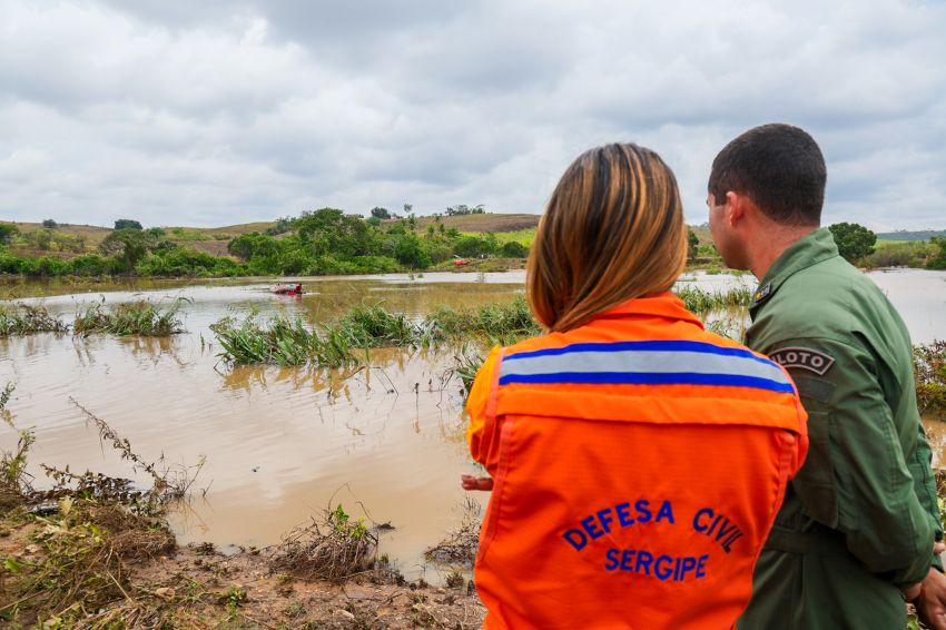 Corpo de 3 vítima de acidente com carro arrastado por enxurrada em Sergipe é encontrado