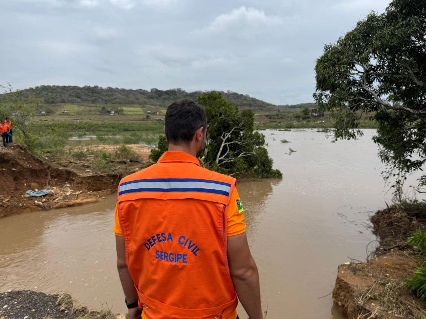 Defesa Civil atua em áreas críticas de municípios mais afetados pelas chuvas