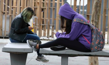 Proibição de celulares em escolas tenta reduzir dependência de telas em crianças