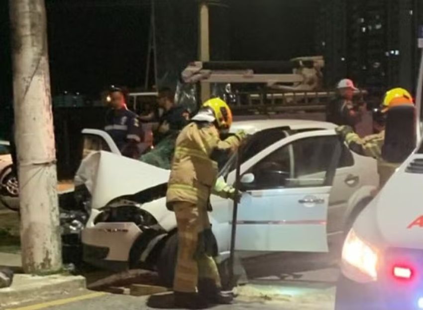 Condutor morre e dois passageiros ficam feridos após colisão contra poste em Aracaju