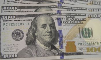Dólar cai pela sexta vez seguida e fecha em R$ 5,68
