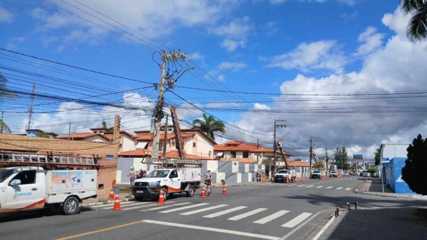Energisa remove cabos irregulares de telefonia e internet na Coroa do Meio