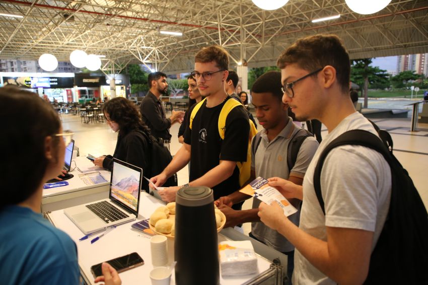 Vagas de estágio são apresentadas a estudantes em evento de empregabilidade