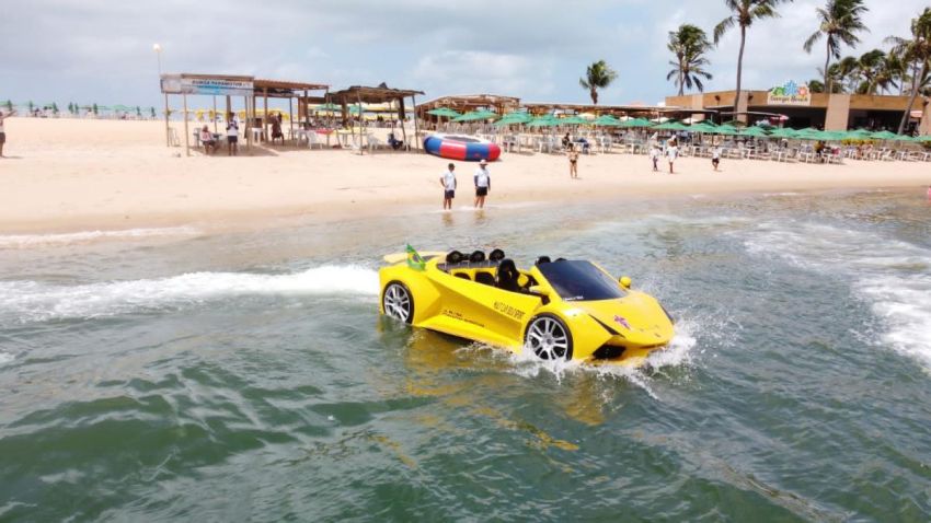 Carro-lancha criado por morador de Aracaju chama atenção na Orla do Pôr do Sol