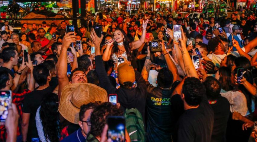 Samyra Show e Zezé Di Camargo & Luciano se apresentam no Arraiá do Povo neste sábado