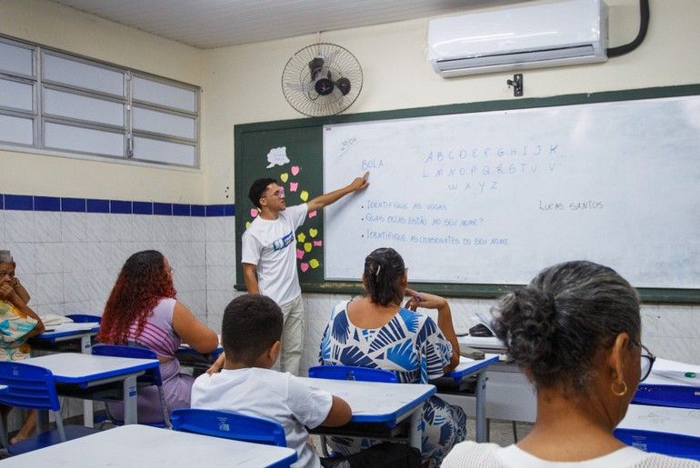 Matrículas para a EJA na rede estadual começam em 30 de junho