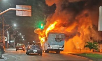 Ônibus do transporte público pega fogo em Aracaju; ninguém se feriu