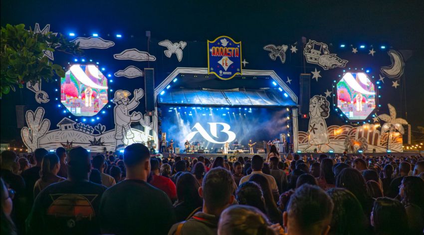 Primeira noite do Arrasta Fé leva mais de 15 mil à Orla da Atalaia com música gospel e louvores