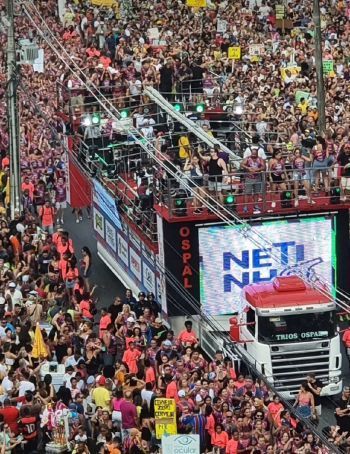 Netinho faz prévia carnavalesca e reúne milhares de foliões na principal avenida de Aracaju