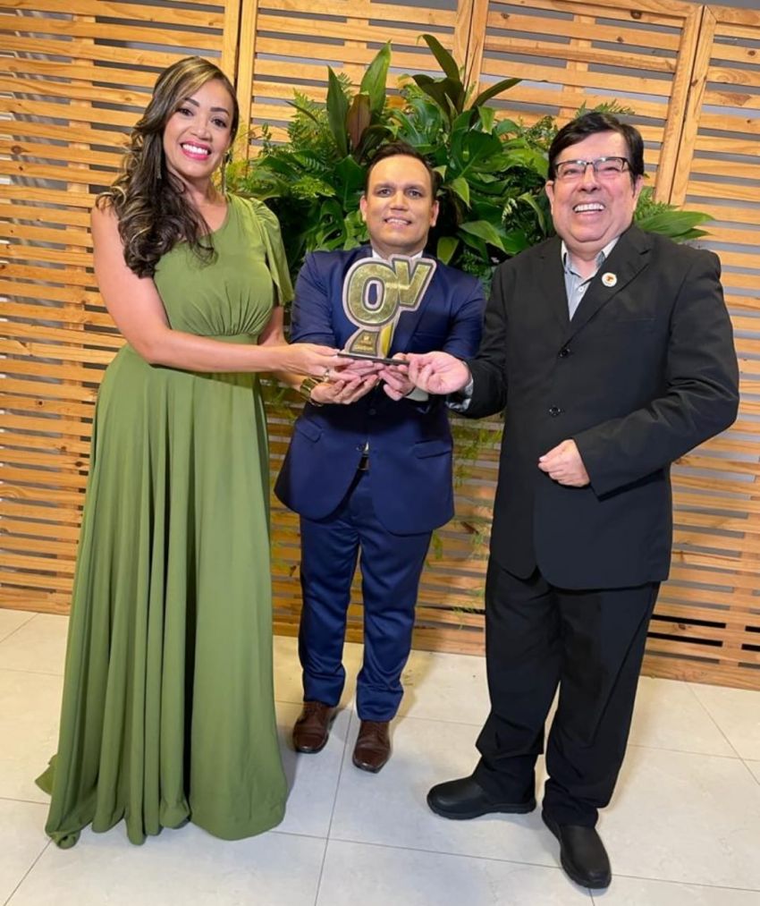 Jornalistas André Barros e Priscila Andrade recebem o Prêmio Olho Vivo 2023