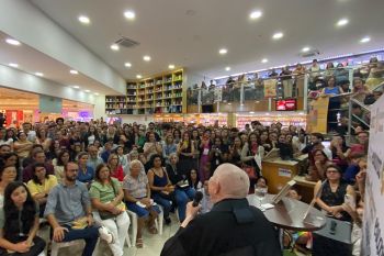 Monja Coen lota livraria em Aracaju