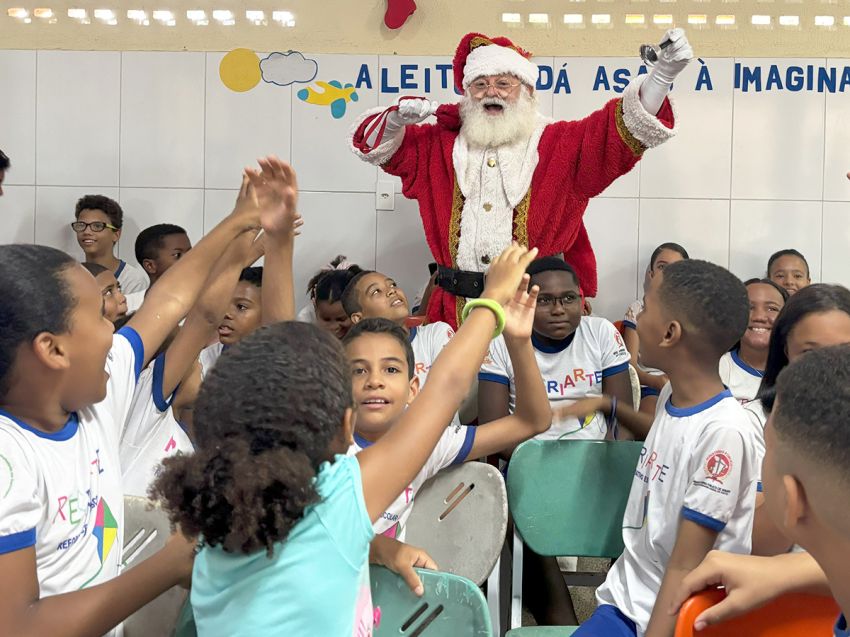 Papai Noel presenteia crianças do projeto Recriarte