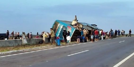 Ônibus que saiu de Recife para Aracaju tomba e deixa cerca de 10 feridos na BR-101, em Alagoas