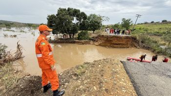 Corpo de Bombeiros resgata corpos de duas das três vítimas do deslizamento na rodovia SE-438