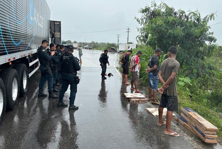 Seis homens são presos por saque em carga tombada na BR-101 em Propriá