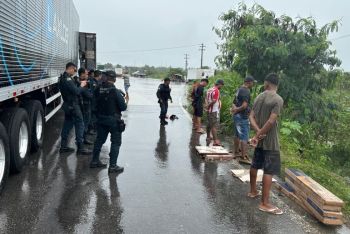 Seis homens são presos por saque em carga tombada na BR-101 em Propriá