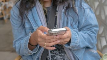 Meninas sentem mais impactos negativos das  redes sociais, revela estudo