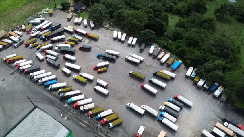 Filas de caminhões em fábricas de SE acendem alerta para crise de escoamento após supersafra de laranja
