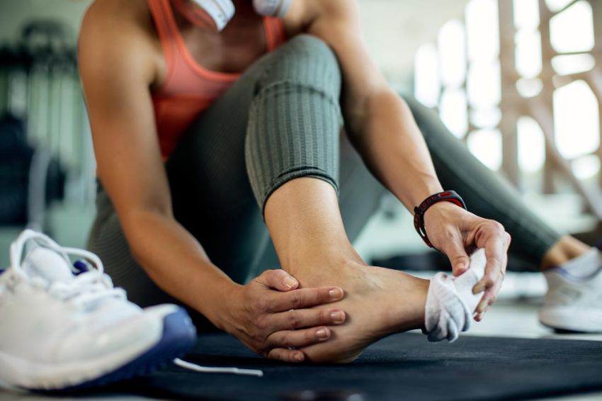 Dor no calcanhar pode ser fascite plantar: entenda o que é e quais as suas causas