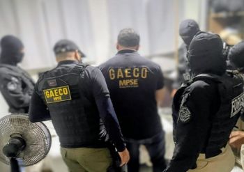 Operação cumpre mandados contra policiais investigados por execução na BA