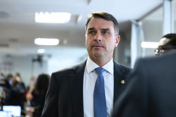 Flávio Bolsonaro admite que pode abandonar candidatura