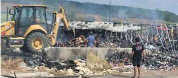 Carreta com carga de chocolate pega fogo na BR-101 em Capela