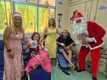 Ação humanizada transforma o Natal de pacientes internados no Huse